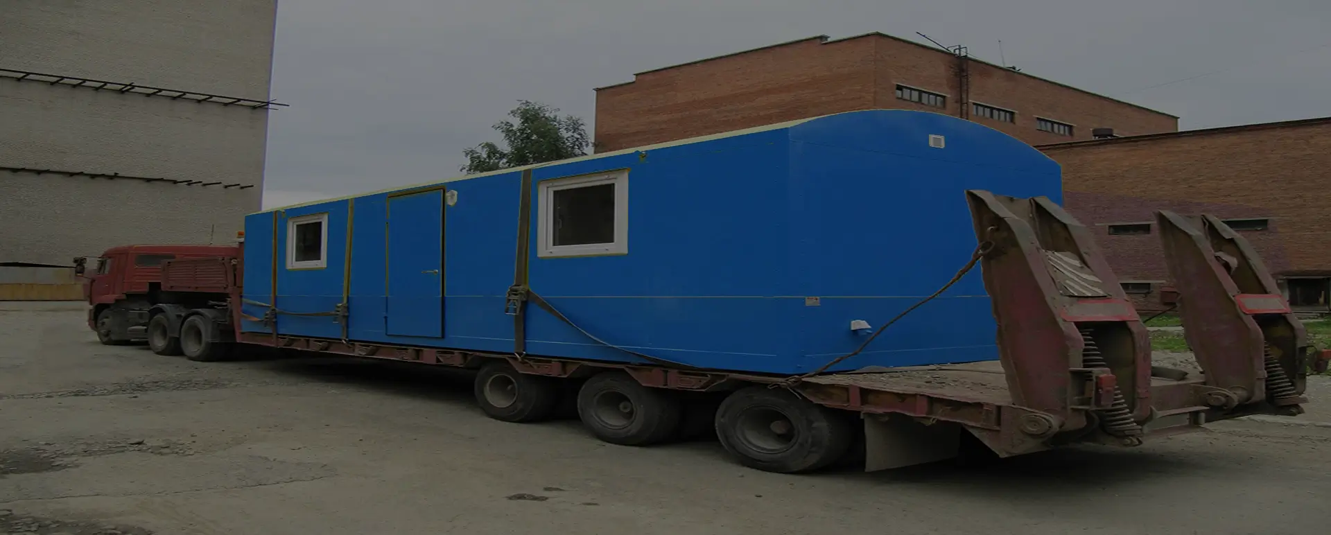 Заказать безопасную и качественную перевозку вагон домов и блок комнат по России из Константиновского специализированными низкорамными тралами
